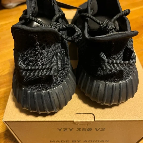BRAND NEW YEEZY 350 V2 ADIDAS NWT - Picture 4 of 12
